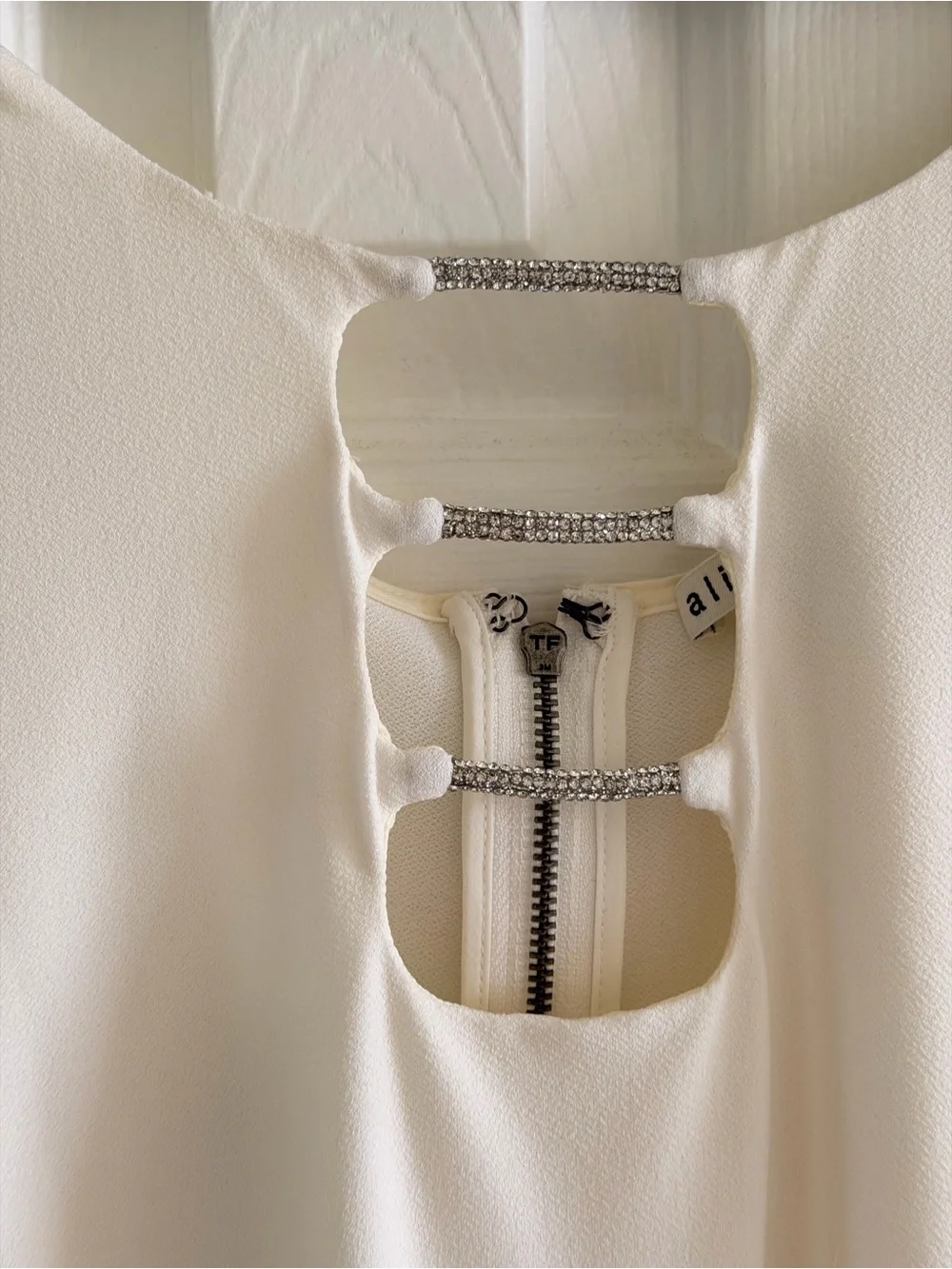 NWOT Alice and Olivia Women Cream Long-Sleeve Bodysuit with Front Cutout Size S